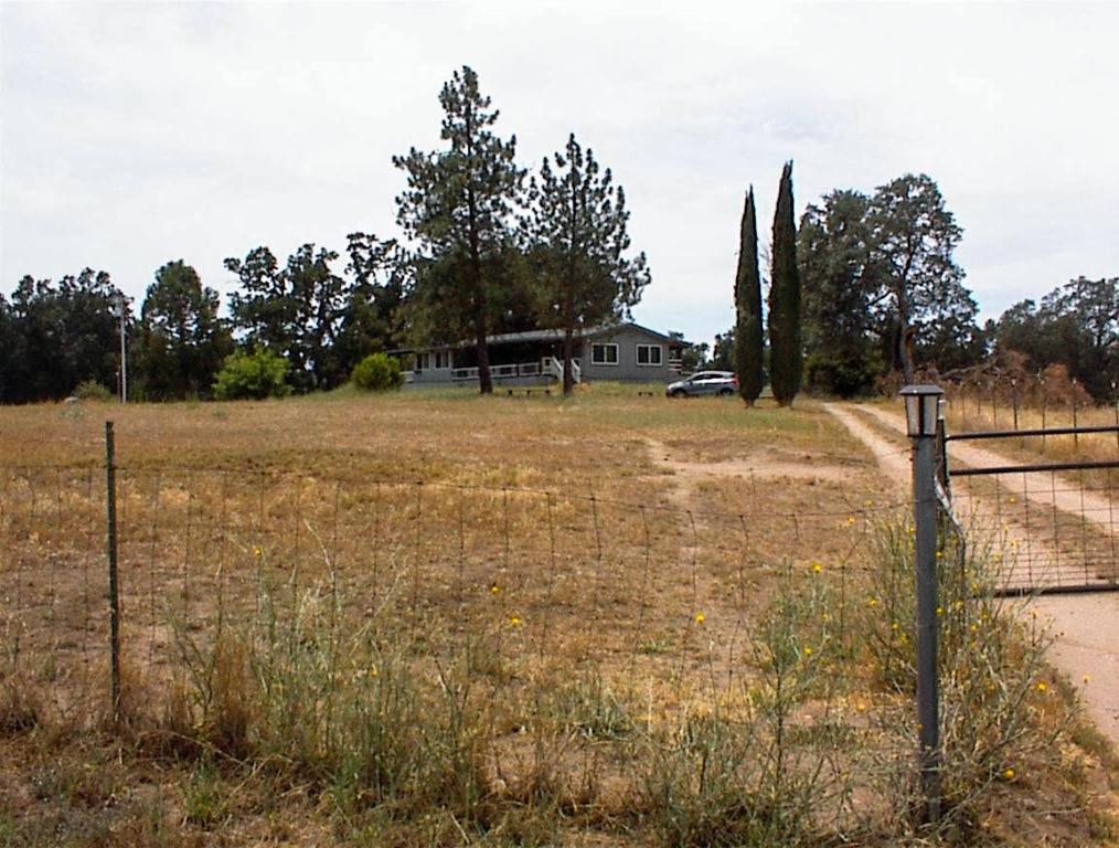 32351 Indian Guide Road Squaw Valley, CA 93675 - Photo 2 of 35