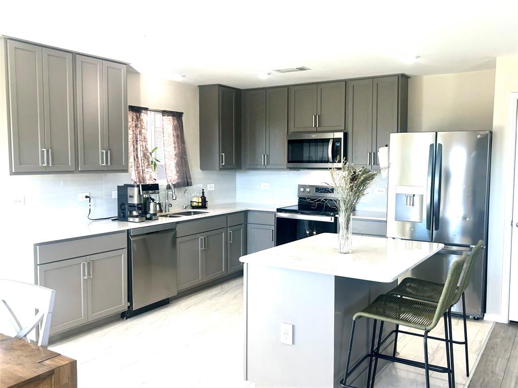 455 Manchester Street Van Alstyne, TX 75495 - Photo 5 of 21 Breakfast bar, great kitchen