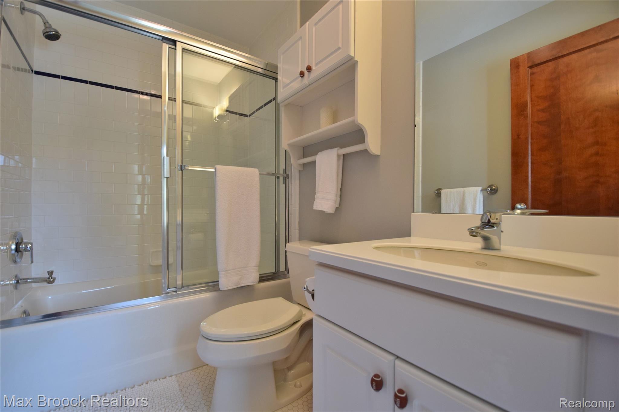 31825 Evergreen Road Franklin, MI 48025 - Photo 37 of 60 upper full bath 2.JPG