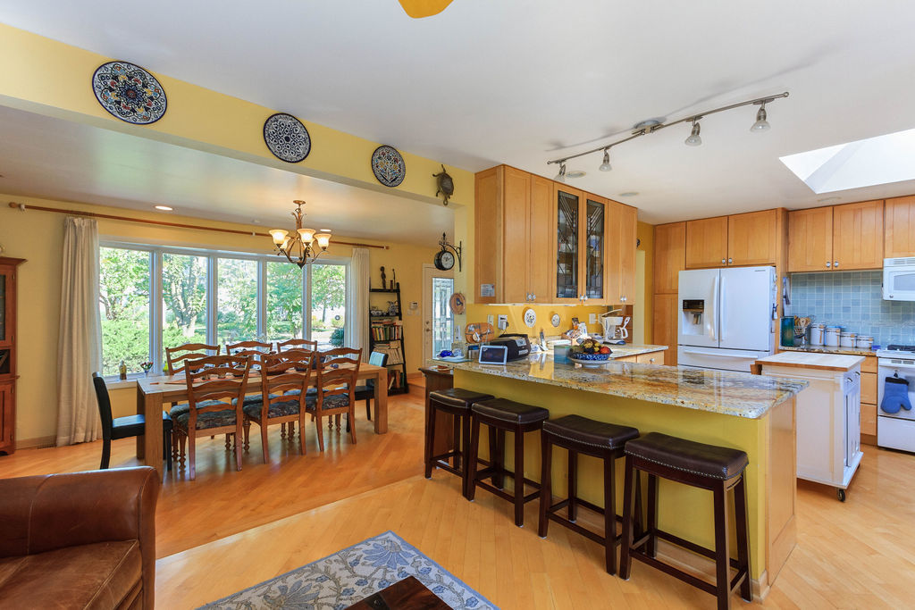 789 Ridge Road Highland Park, IL 60035 - Photo 11 of 36 a view of a kitchen and dining room