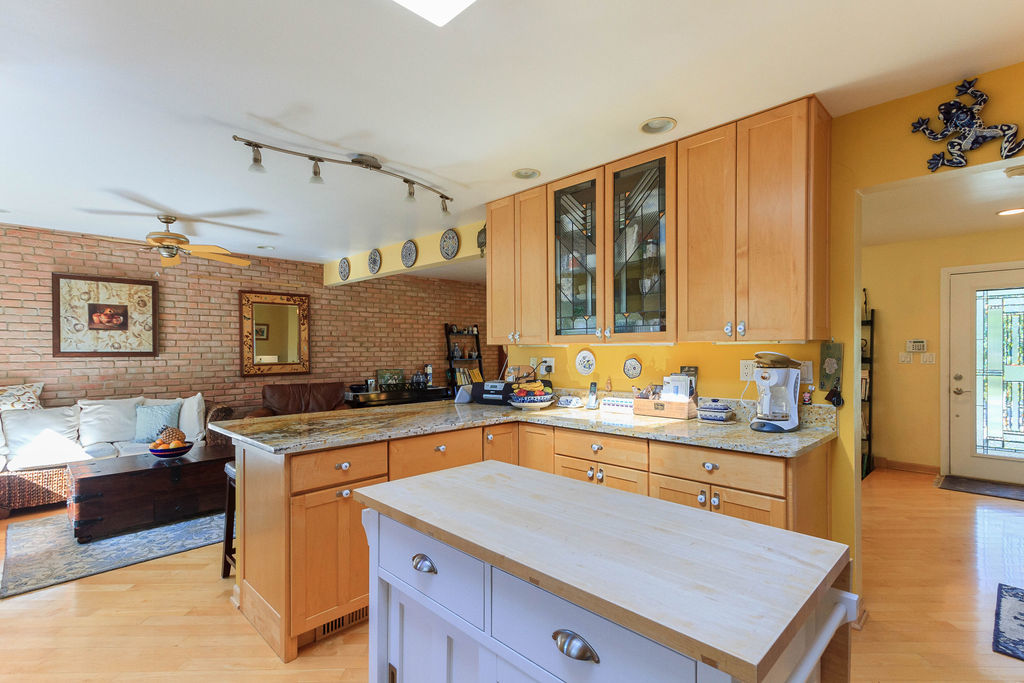 789 Ridge Road Highland Park, IL 60035 - Photo 13 of 36 a kitchen with a stove a sink and a refrigerator