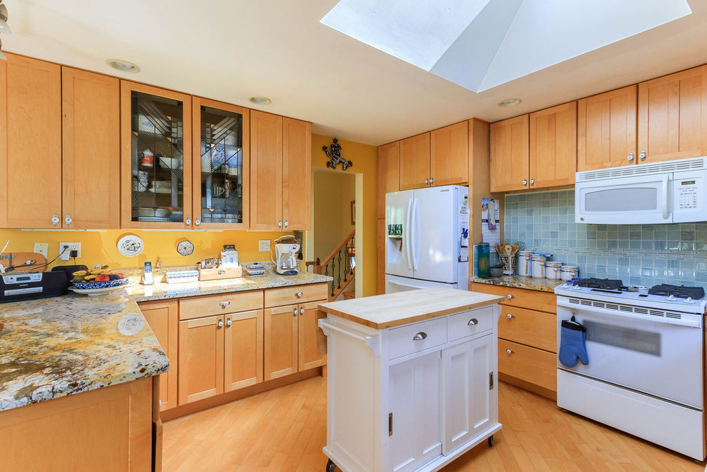 789 Ridge Road Highland Park, IL 60035 - Photo 14 of 36 a kitchen with a sink stove and cabinets