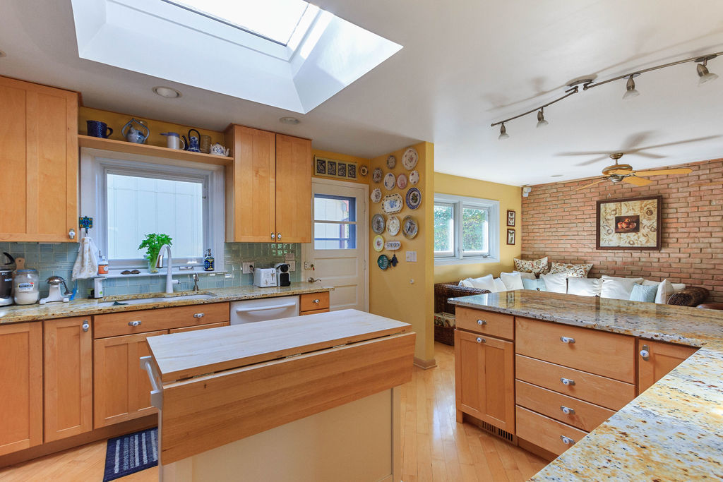 789 Ridge Road Highland Park, IL 60035 - Photo 15 of 36 a kitchen with a sink stove and cabinets