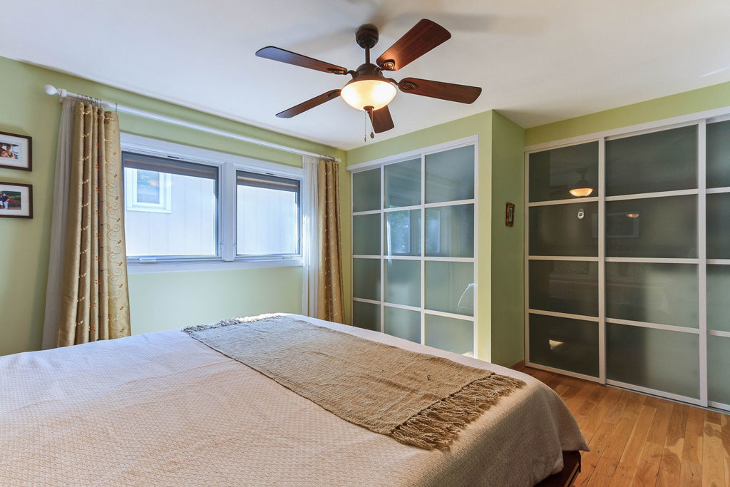 789 Ridge Road Highland Park, IL 60035 - Photo 19 of 36 a bedroom with a large bed and a large window