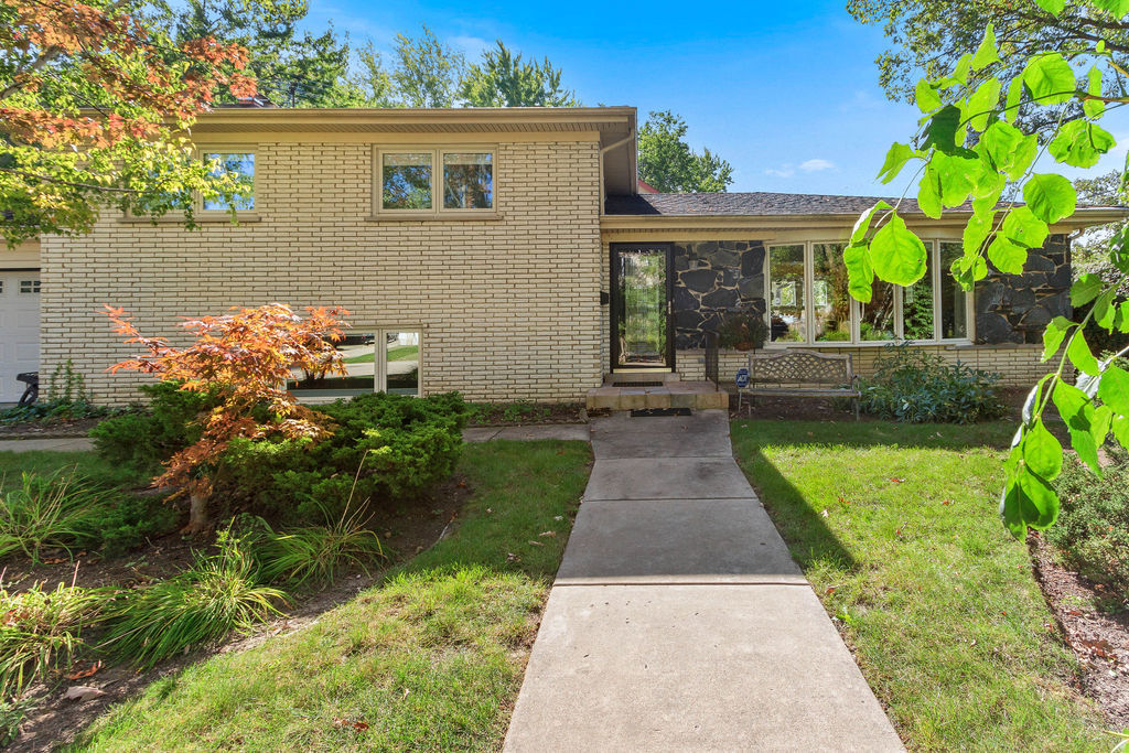 789 Ridge Road Highland Park, IL 60035 - Photo 2 of 36 a front view of a house with a garden