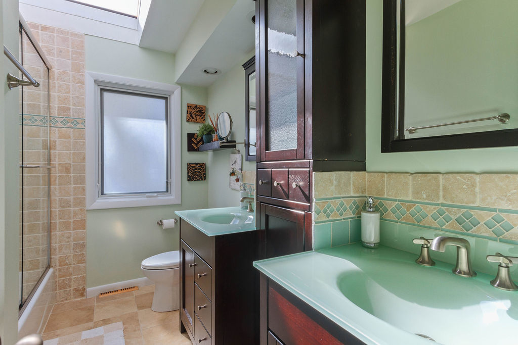 789 Ridge Road Highland Park, IL 60035 - Photo 22 of 36 a bathroom with a toilet sink and mirror