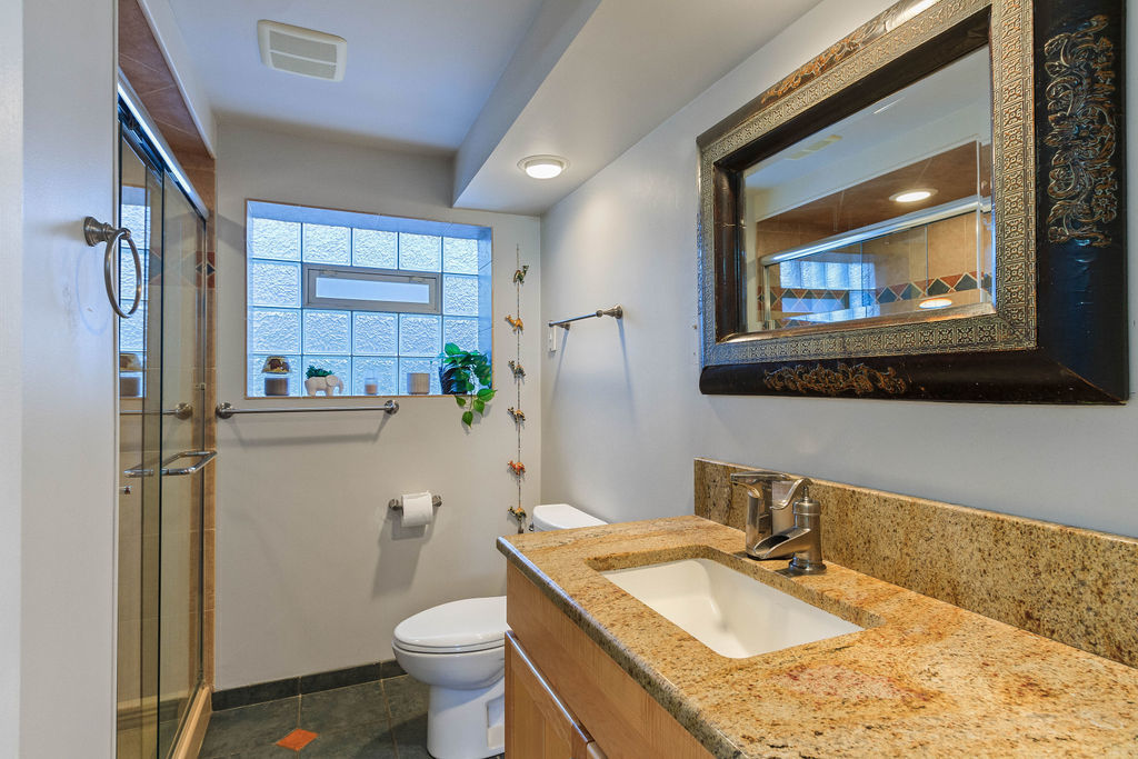789 Ridge Road Highland Park, IL 60035 - Photo 27 of 36 a bathroom with a sink toilet and shower
