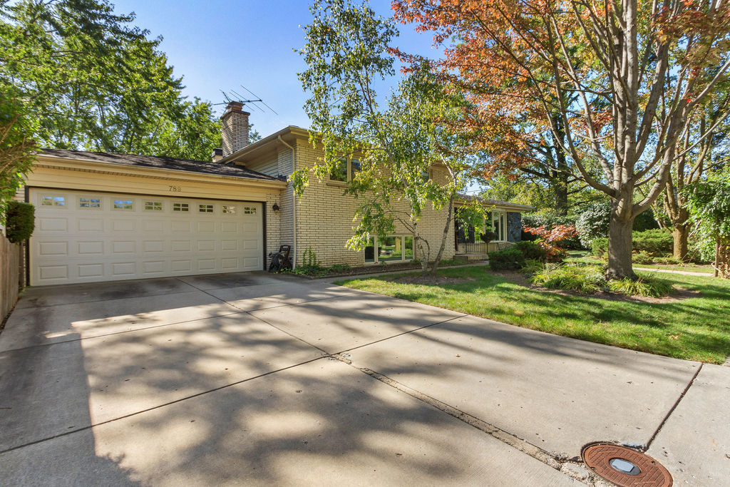 789 Ridge Road Highland Park, IL 60035 - Photo 3 of 36 a view of a house with a yard