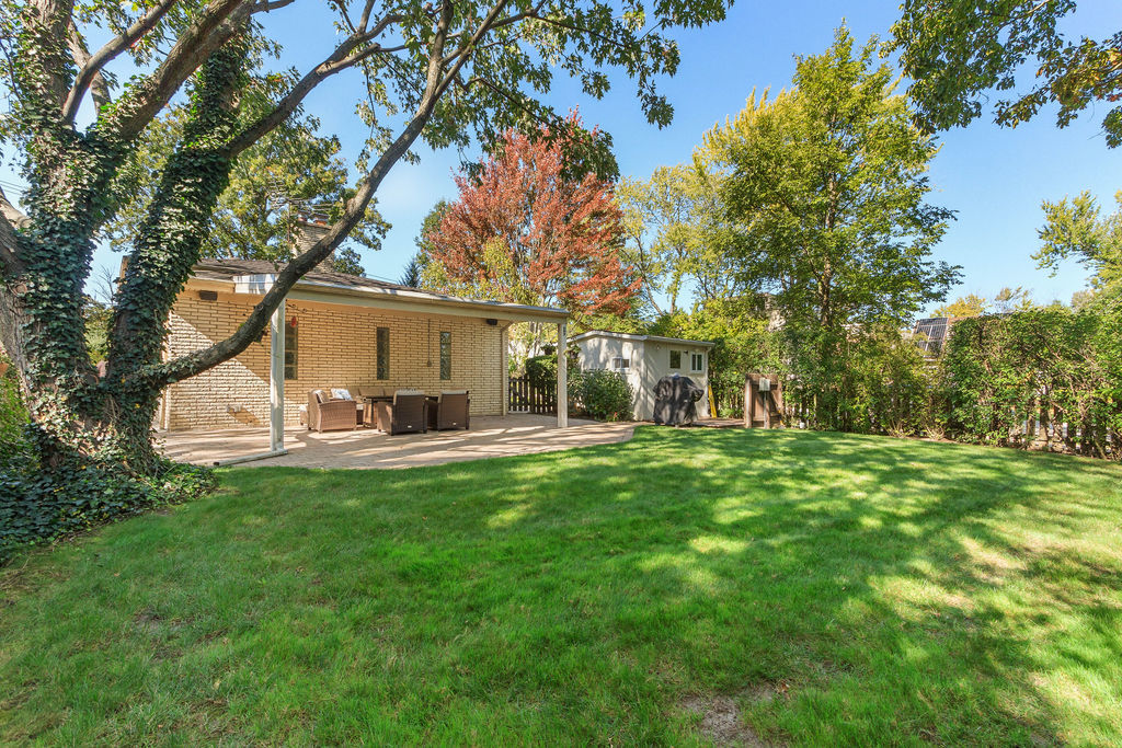 789 Ridge Road Highland Park, IL 60035 - Photo 4 of 36 a view of a house with backyard