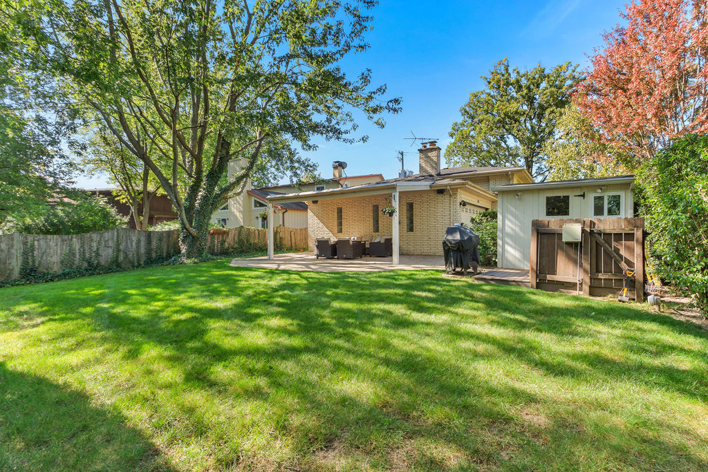 789 Ridge Road Highland Park, IL 60035 - Photo 5 of 36 a view of a house with backyard and a tree