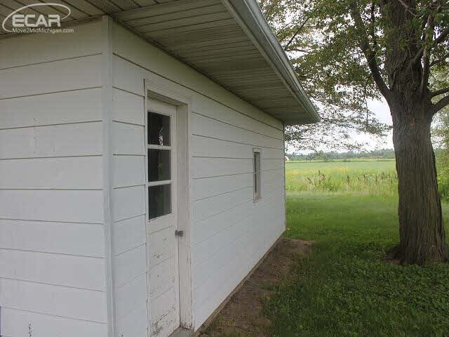 18061 E Road New Lothrop, MI 48460 - Photo 6 of 29 21349996-5.JPG