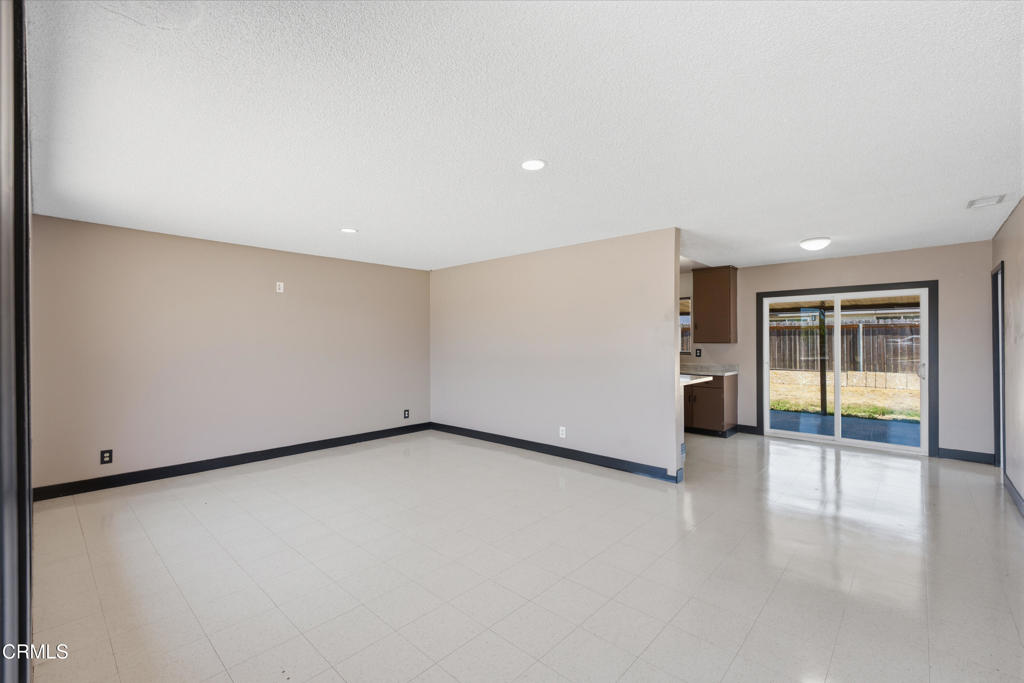 555 Del Sur Way Oxnard, CA 93033 - Photo 4 of 24