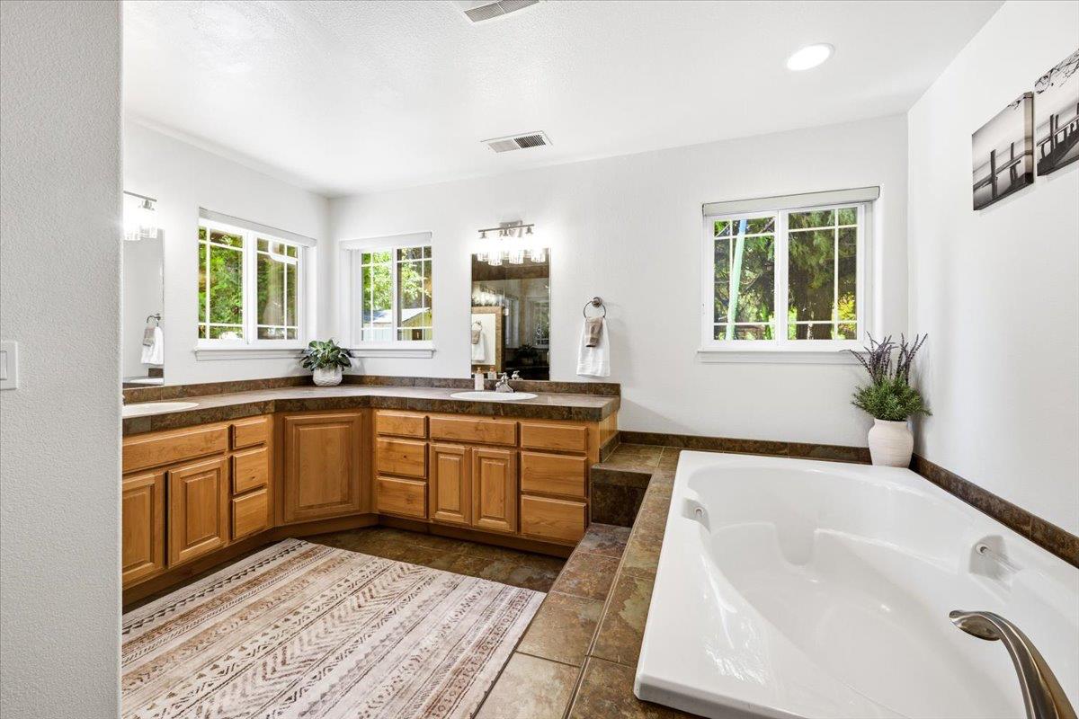 14240 Hollydale Road Grass Valley, CA 95945 - Photo 32 of 53 Primary bath
