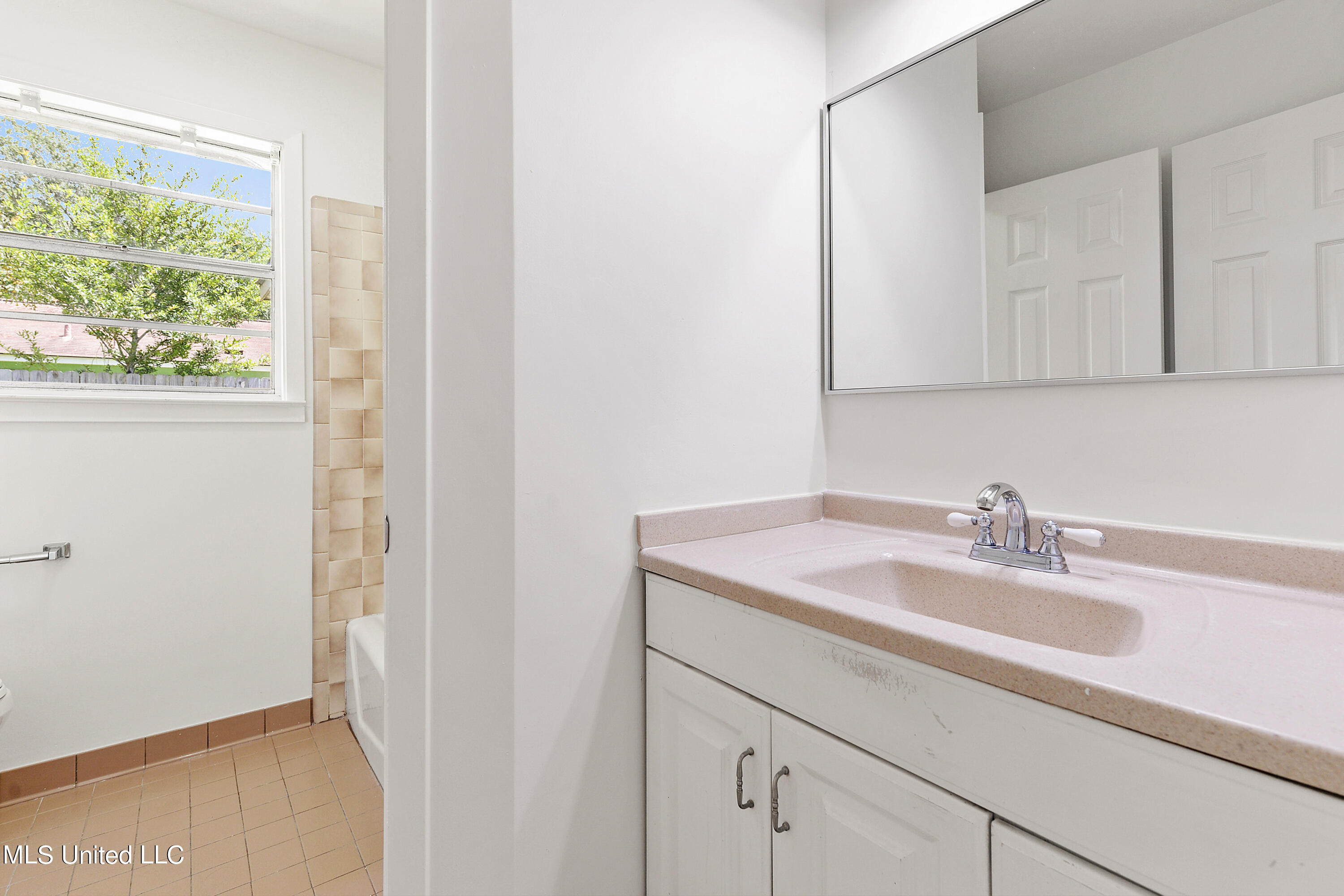 117 Roberts Circle Ocean Springs, MS 39564 - Photo 14 of 15 017 (2)