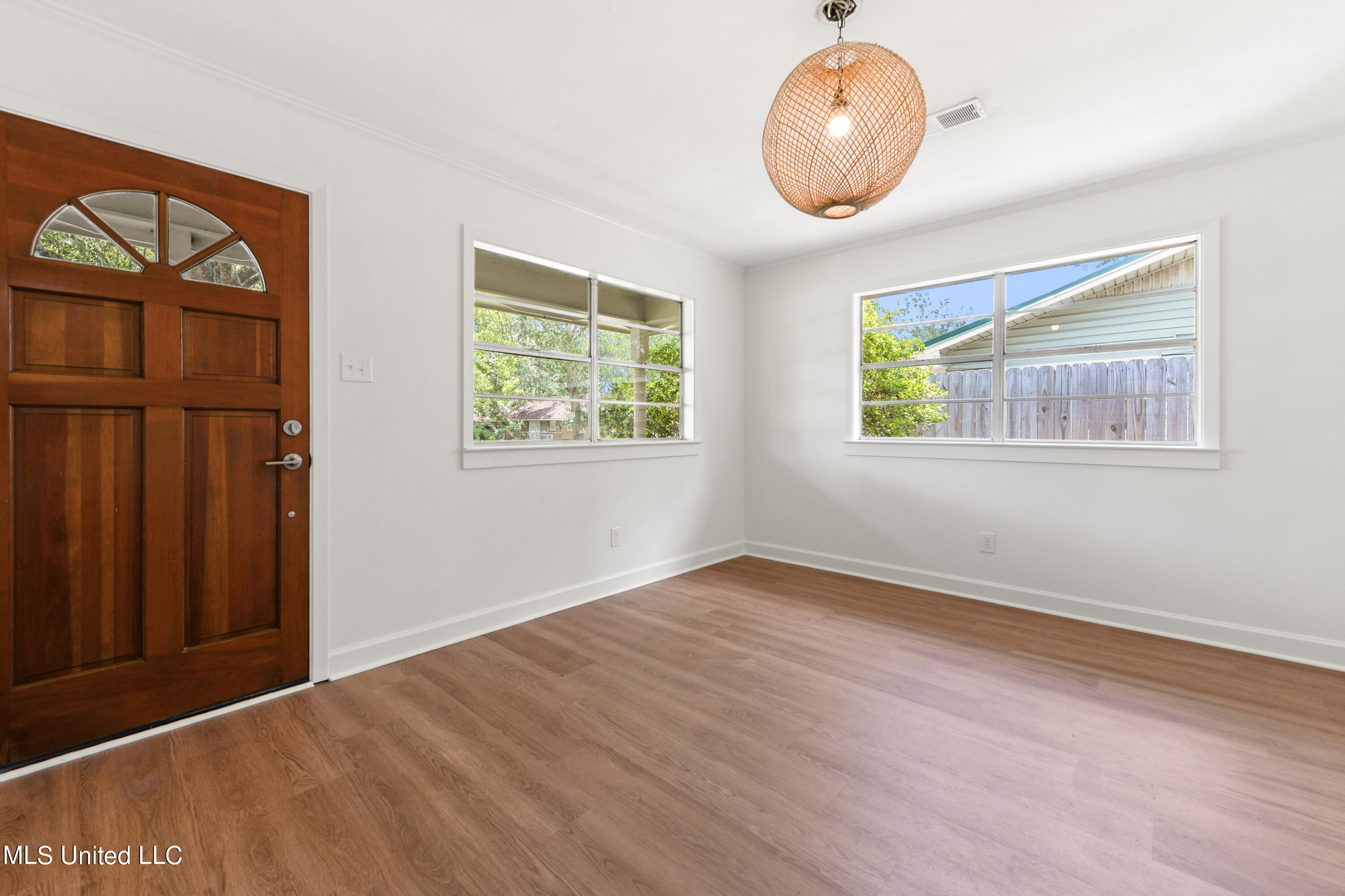 117 Roberts Circle Ocean Springs, MS 39564 - Photo 3 of 15 Living Room