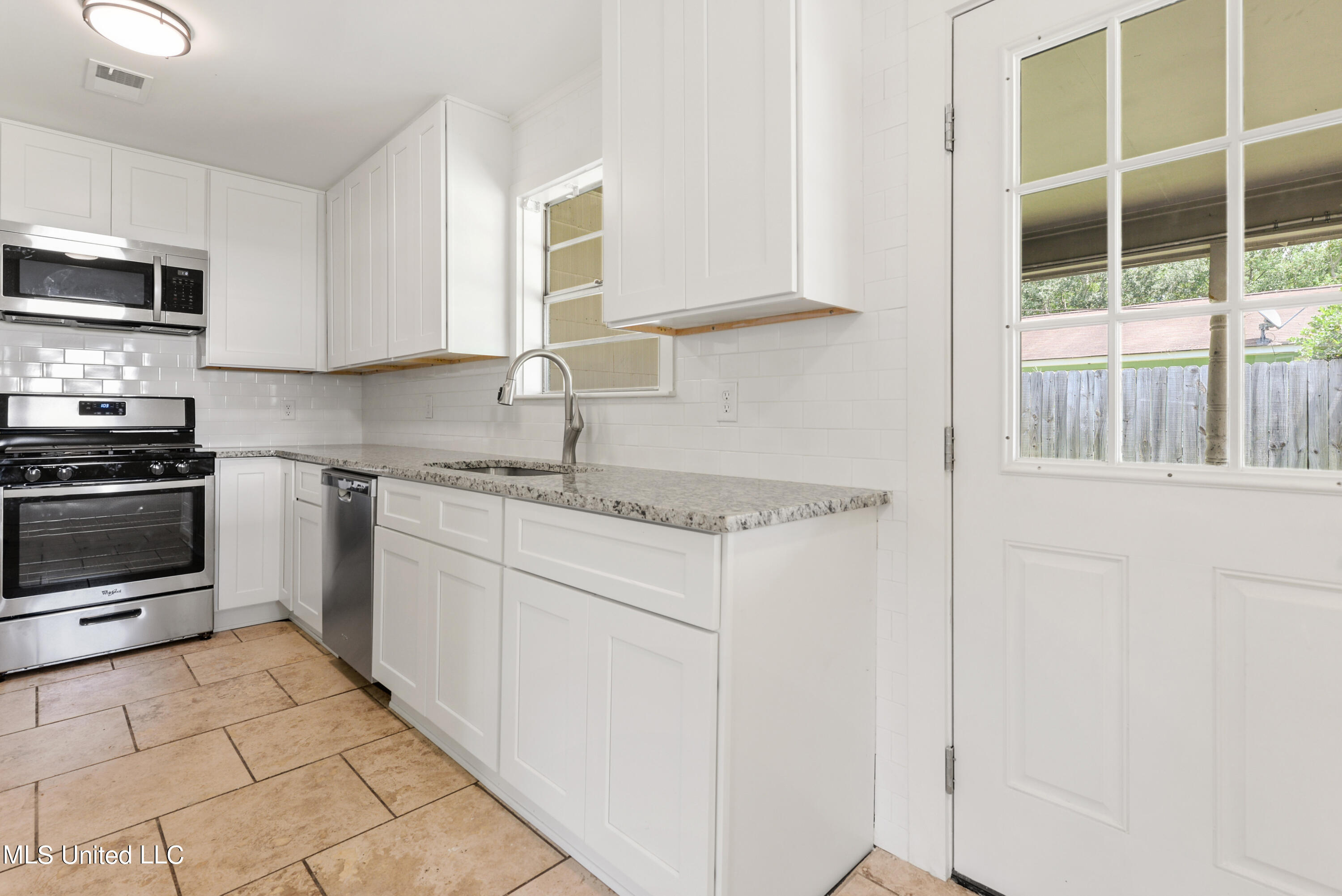 117 Roberts Circle Ocean Springs, MS 39564 - Photo 5 of 15 008 (3)