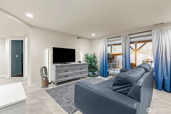 $999,000 | 4033 120th Place Southeast, Everett, WA 98208