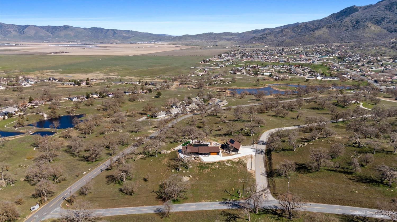 28901 Augusta Way Tehachapi, CA 93561 - Photo 4 of 65 a view of city and mountain