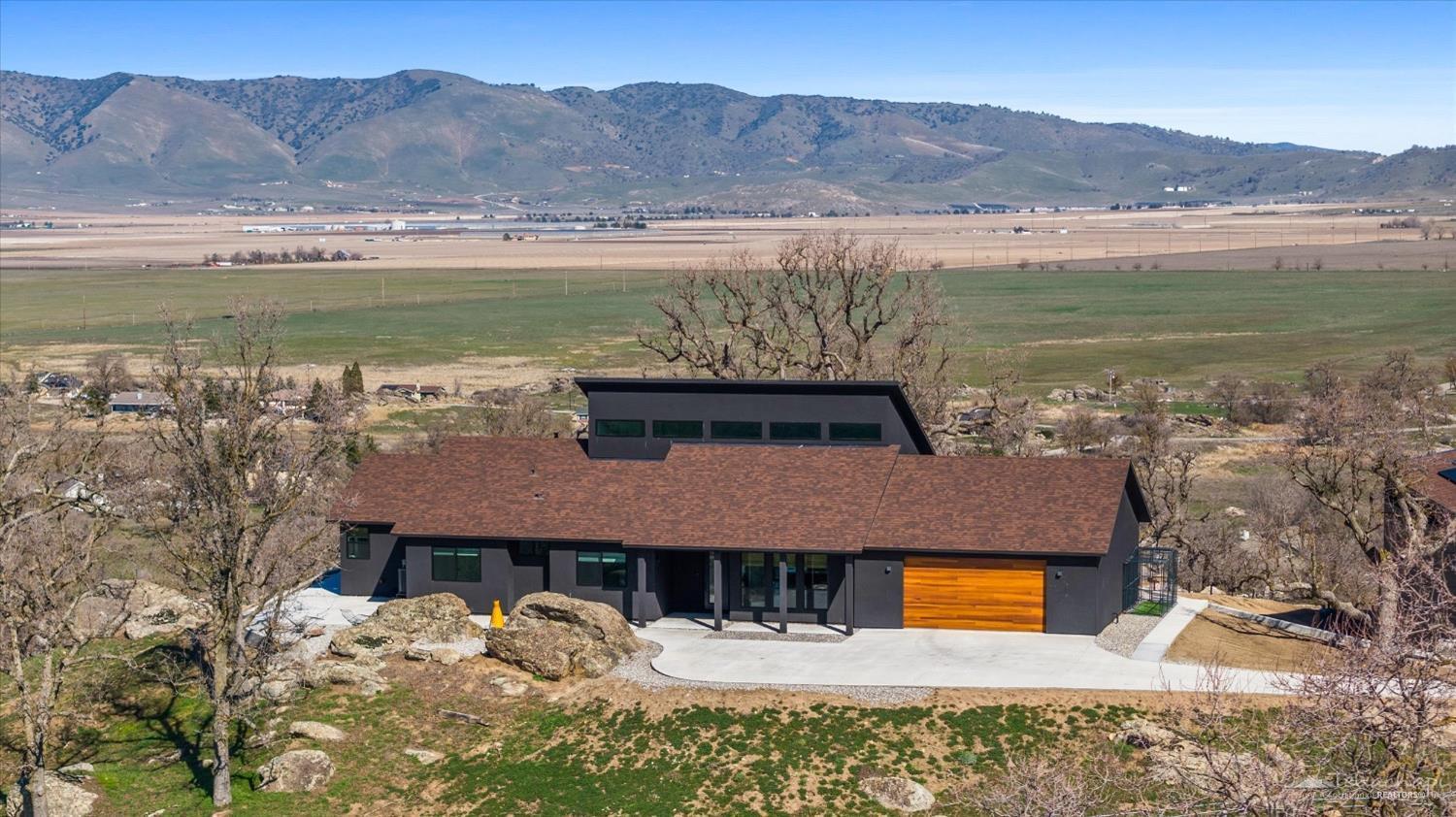 28901 Augusta Way Tehachapi, CA 93561 - Photo 7 of 65 a view of a house with a yard