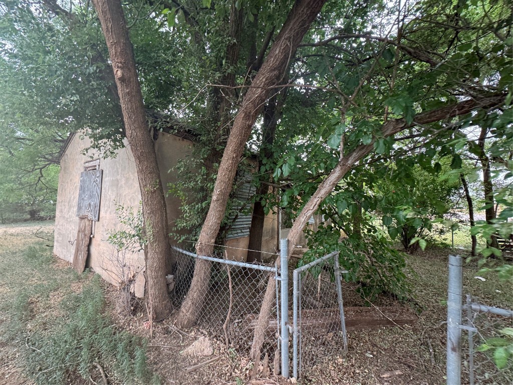 411 North 10th Street Lamesa, TX 79331 - Photo 4 of 6 a backyard of a house with lots of trees
