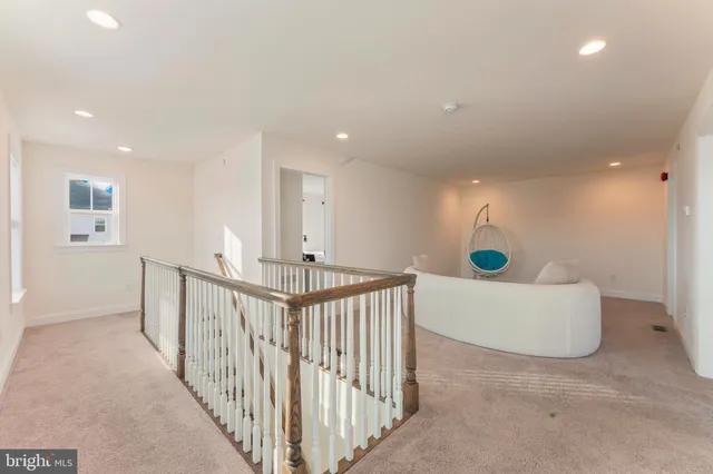 a view of livingroom with furniture