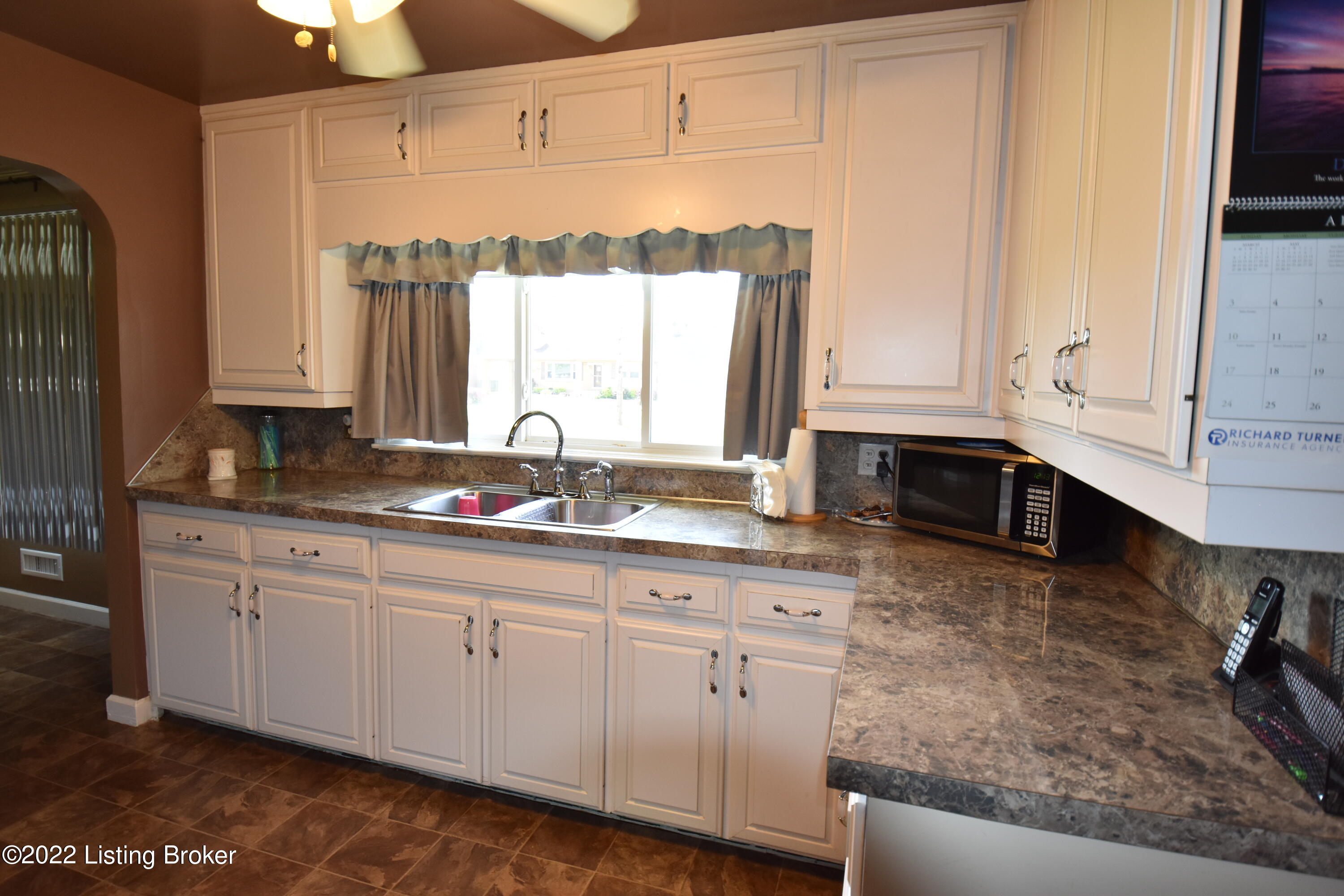 2239 Farnsley Road Louisville, KY 40216 - Photo 8 of 29 DSC_0364