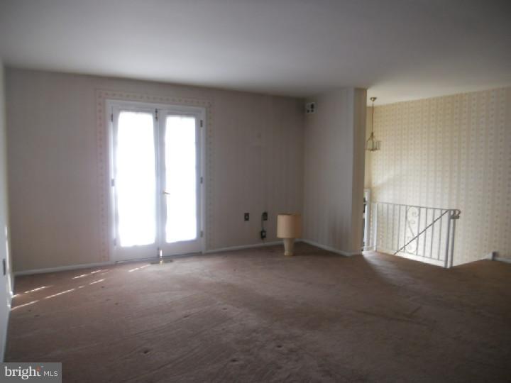 3228 Kilburn Road Philadelphia, PA 19114 - Photo 3 of 20 Living Room