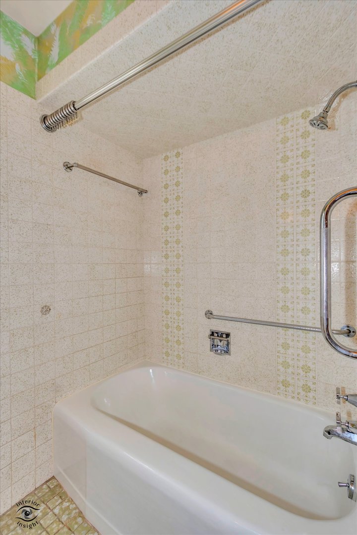 6049 South Mobile Avenue Chicago, IL 60638 - Photo 15 of 26 a bathroom with a bathtub