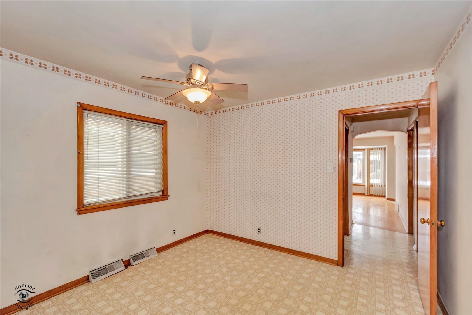 6049 South Mobile Avenue Chicago, IL 60638 - Photo 7 of 26 an empty room with windows and closet