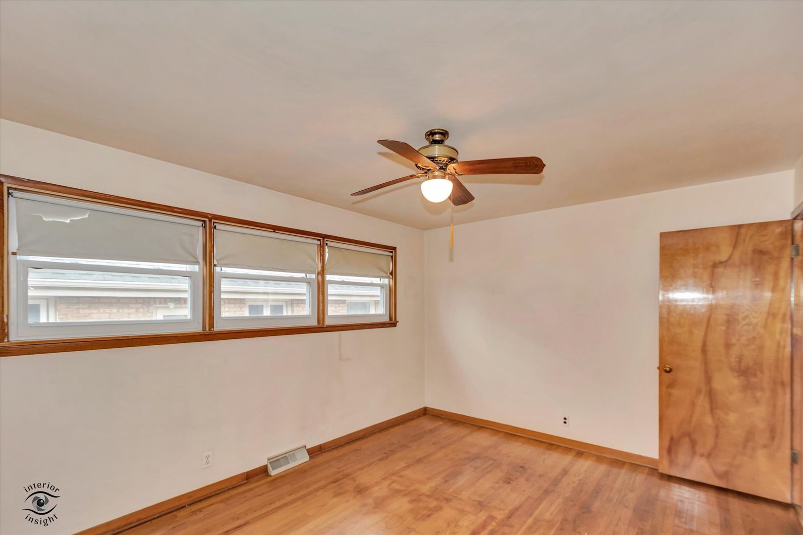 6049 South Mobile Avenue Chicago, IL 60638 - Photo 9 of 26 an empty room with window