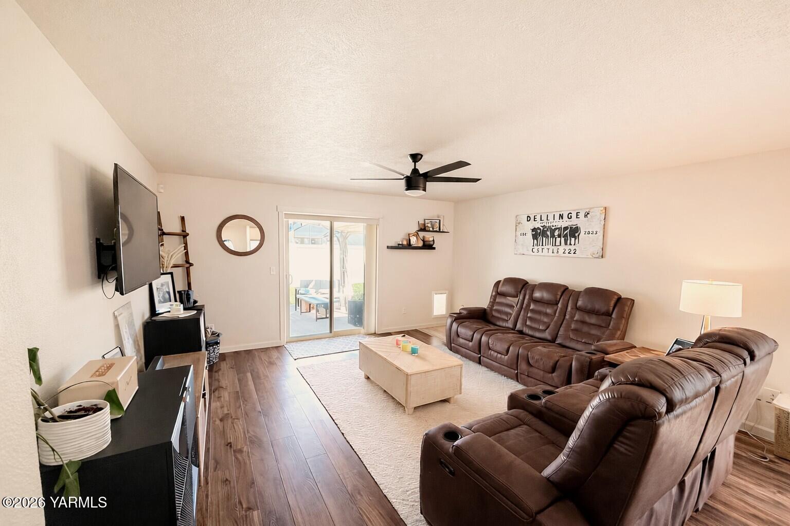 903 Cascade Avenue Moxee, WA 98936 - Photo 6 of 17 007a Second Living Room