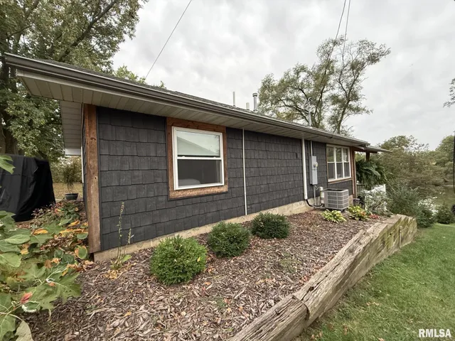 $249,900 | 86 Lake Warren Drive, Monmouth, IL 61462