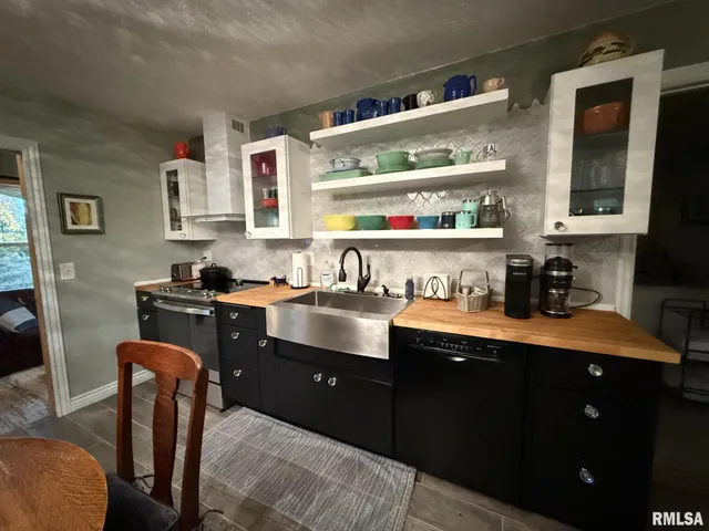 $249,900 | 86 Lake Warren Drive, Monmouth, IL 61462