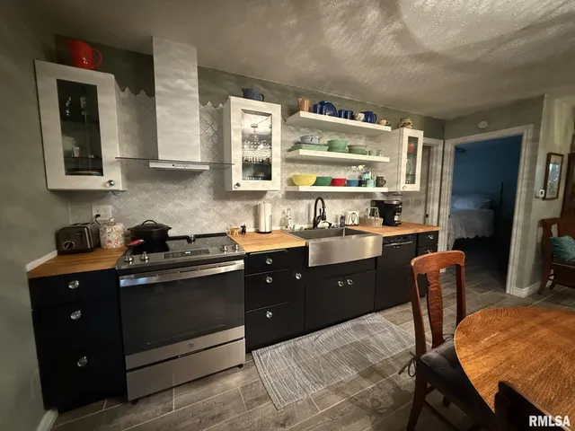 $249,900 | 86 Lake Warren Drive, Monmouth, IL 61462