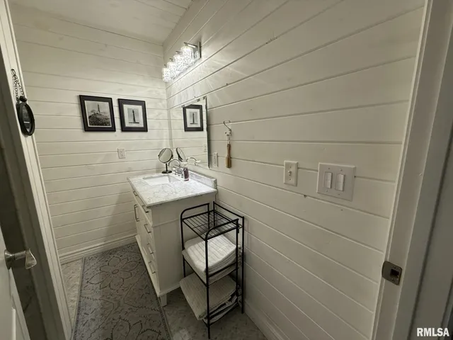 $249,900 | 86 Lake Warren Drive, Monmouth, IL 61462