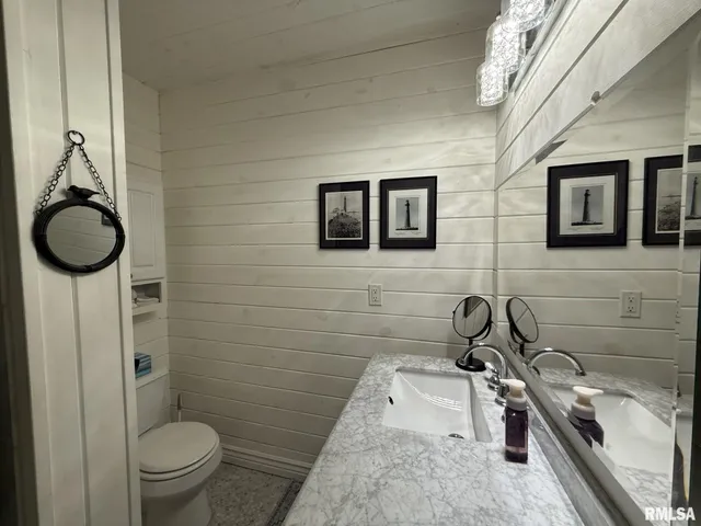 $249,900 | 86 Lake Warren Drive, Monmouth, IL 61462