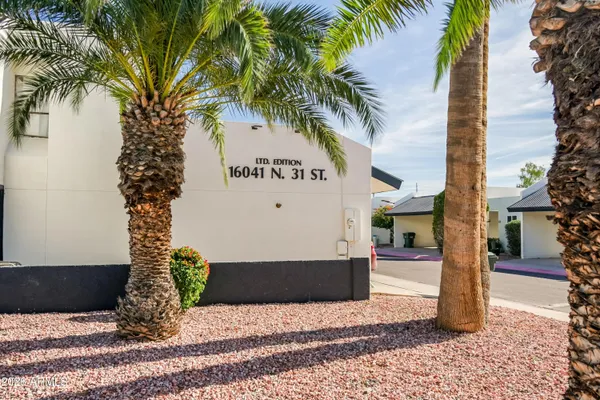 a picture of a tree in front of a house