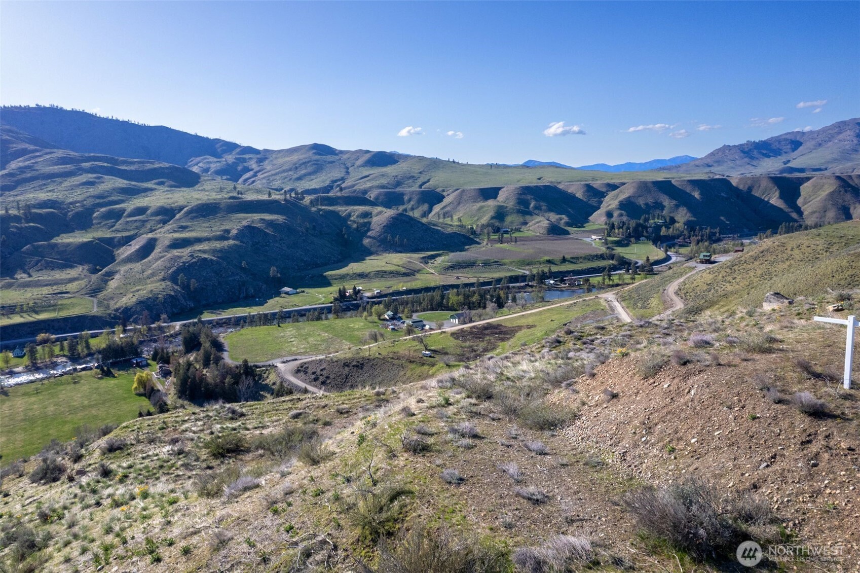 6 Cowboy Road Pateros, WA 98846 - Photo 26 of 38 a view of a backyard with wooden fence