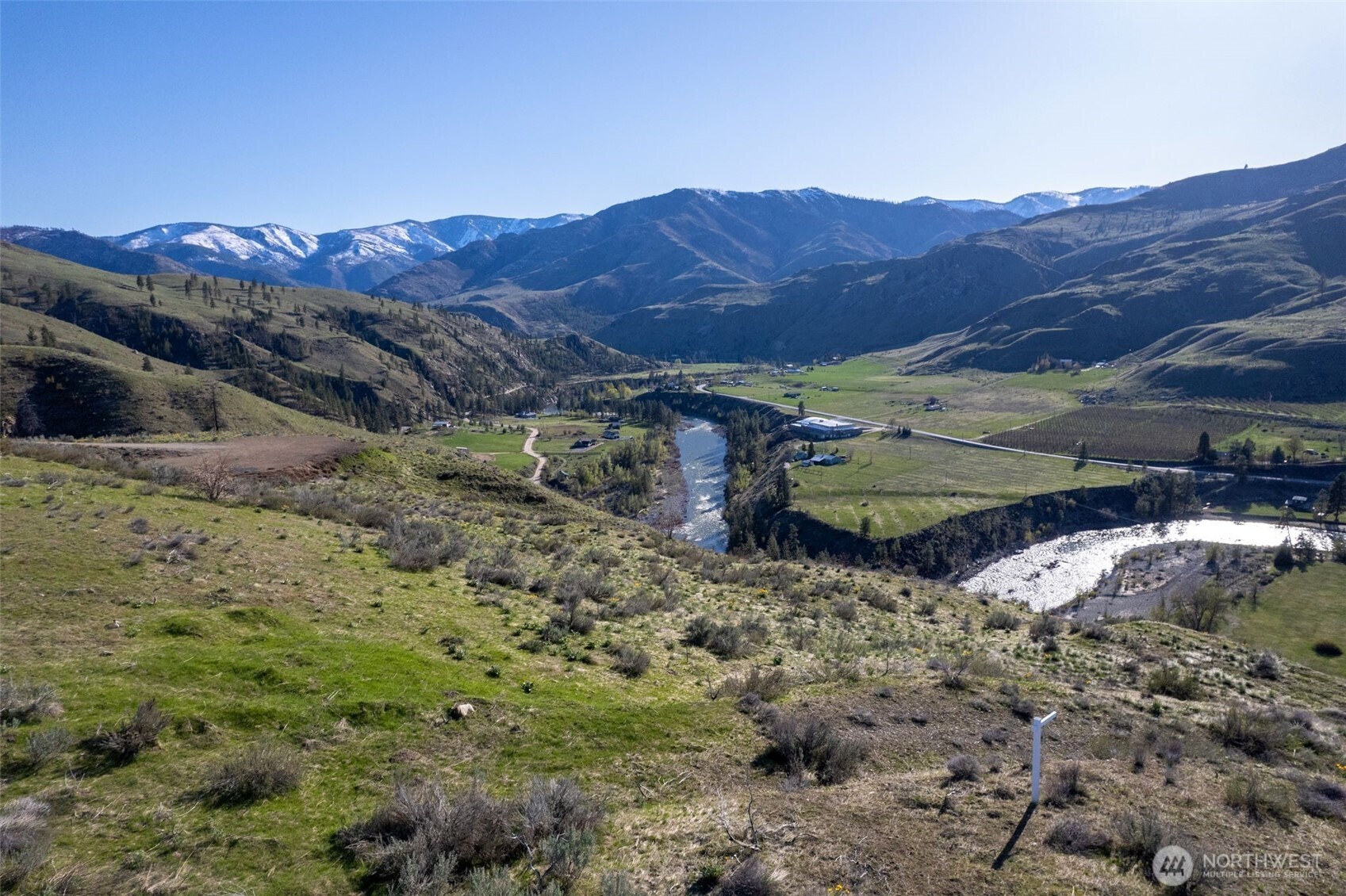 6 Cowboy Road Pateros, WA 98846 - Photo 28 of 38 a view of a backyard with wooden fence