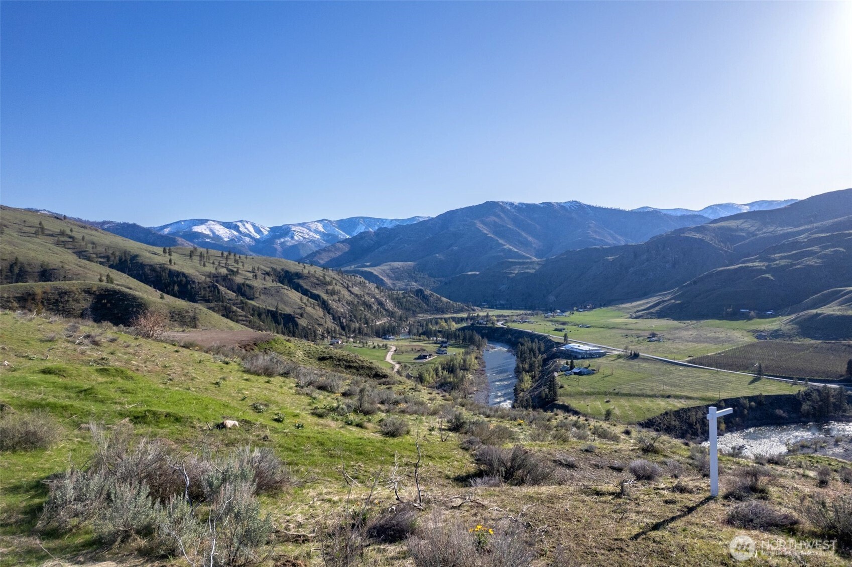 6 Cowboy Road Pateros, WA 98846 - Photo 33 of 38 a view of a backyard with trees