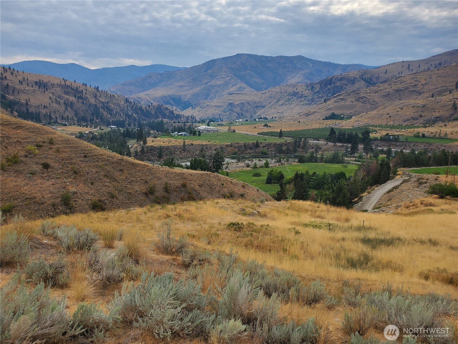6 Cowboy Road Pateros, WA 98846 - Photo 35 of 38 a view of a house with a mountain