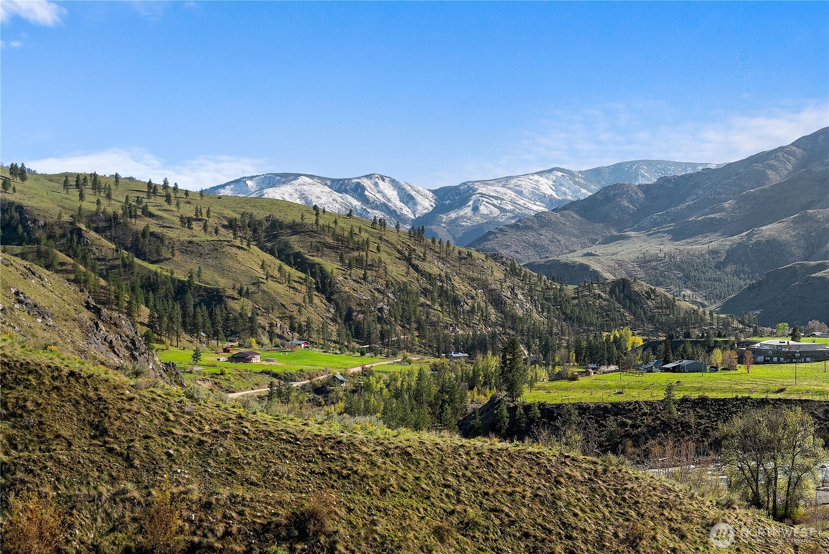 6 Cowboy Road Pateros, WA 98846 - Photo 4 of 38 a view of a big yard