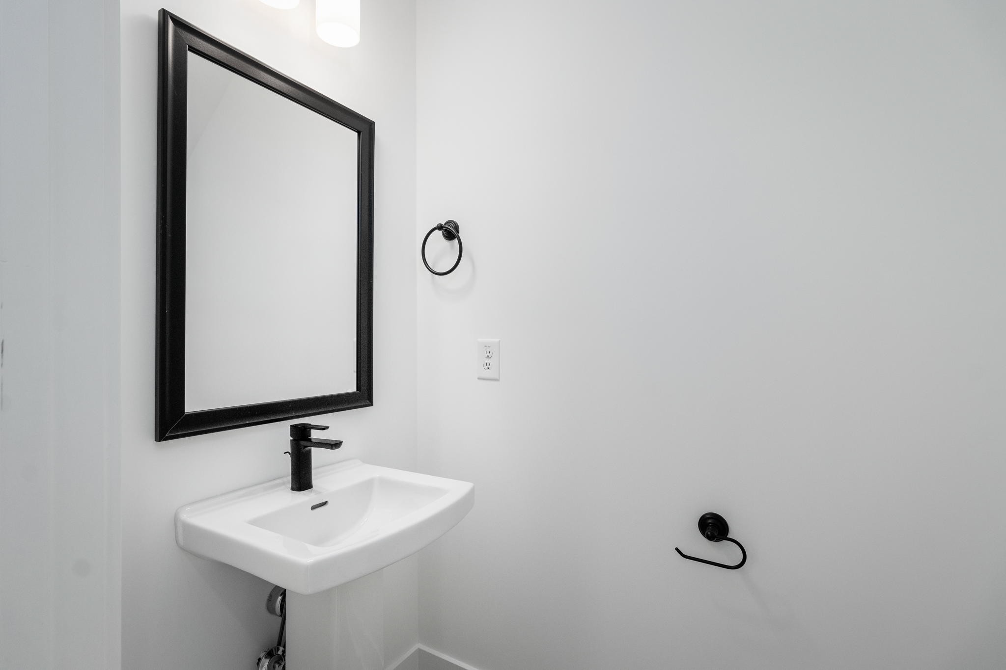 725 Hornbuckle Road, Unit B2 Clarksville, TN 37043 - Photo 15 of 31 a bathroom with a sink and a mirror