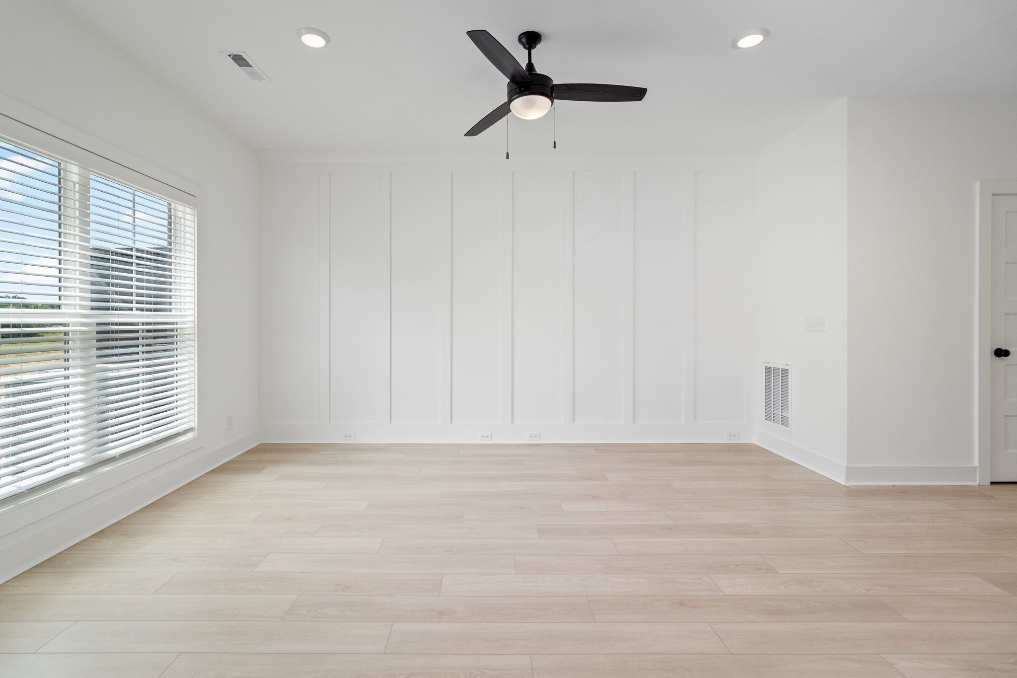 725 Hornbuckle Road, Unit B2 Clarksville, TN 37043 - Photo 7 of 31 a view of an empty room with a window