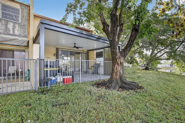 $395,000 | 721 East Coco Plum Circle, Unit 5, Plantation, FL 33324