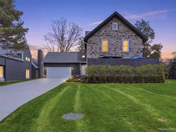 $975,000 | 7475 Pinehurst Circle, Bloomfield Hills, MI 48301