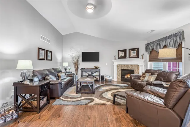 $349,900 | 1203 Woodbury Commons, Unit D, Waukesha, WI 53189