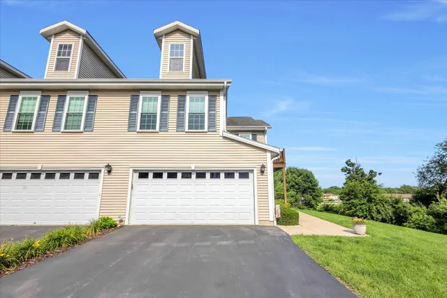 $349,900 | 1203 Woodbury Commons, Unit D, Waukesha, WI 53189