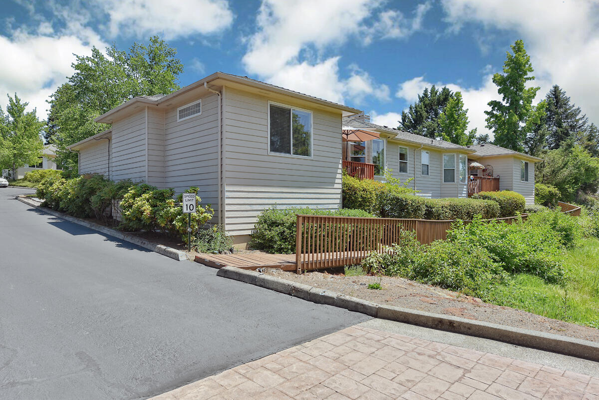 2398 Springbrook Road, Unit 1 Medford, OR 97504 - Photo 4 of 26 DSC_2905