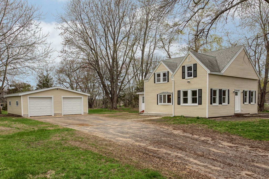 18 South Martin Road Amesbury, MA 01913 - Photo 1 of 30 a front view of a house with a garden